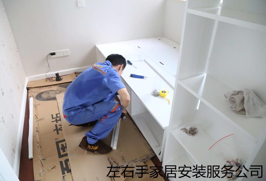 世预赛(中国)家具安装师傅正在进行榻榻米安装