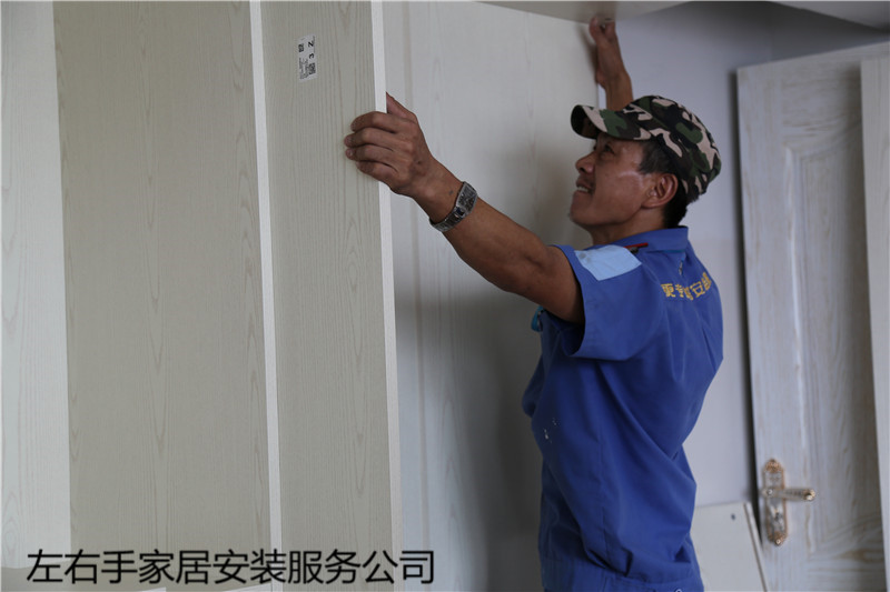 世预赛(中国)衣柜安装师傅正在进行衣柜门安装