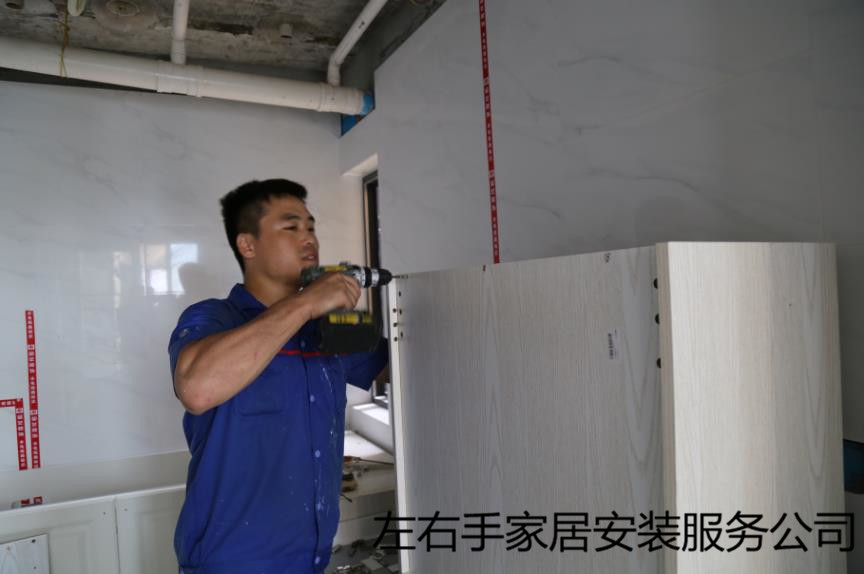 世预赛(中国)橱柜安装师傅正在安装橱柜