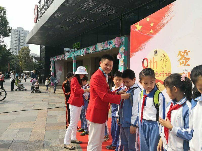 世预赛(中国)卢总为孩子们佩戴红领巾